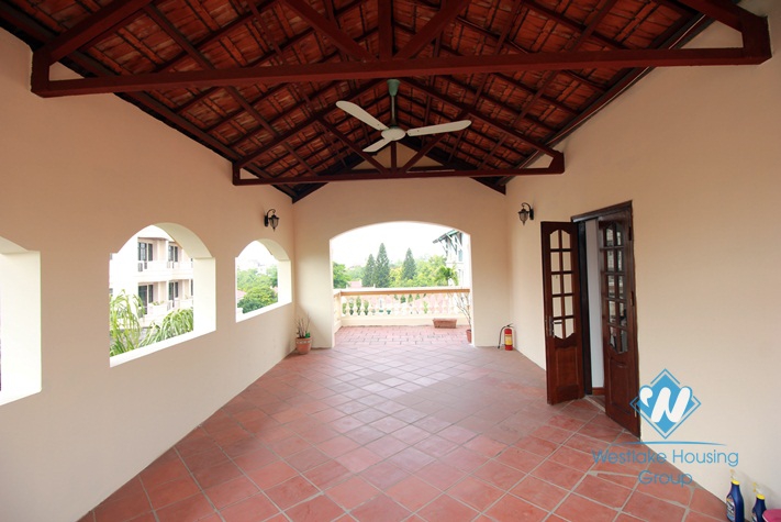 Unfurnished house with large courtyardfor rent in Tay Ho, Hanoi